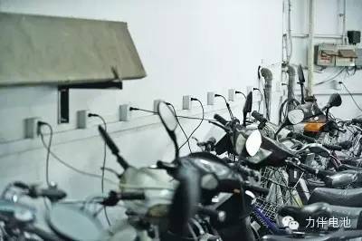 電動(dòng)車充電機(jī)充電蓄電池充電時(shí)間如何調(diào)整才能不過充呢？