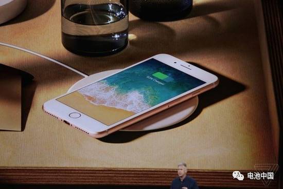 iPhone8、iPhone8Plus和為十周年獻(xiàn)禮的iPhoneX的無線充電。