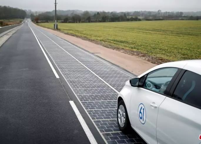 中國建的這條世界上承重最大的太陽能路途能否完成電動轎車邊跑邊充電的需求呢？