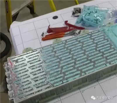 蒙羅聯(lián)合公司拆解Model 3 大功率充電機充電蓄電池 蒙羅聯(lián)合公司拆解Model 3 大功率充電機充電蓄電池
